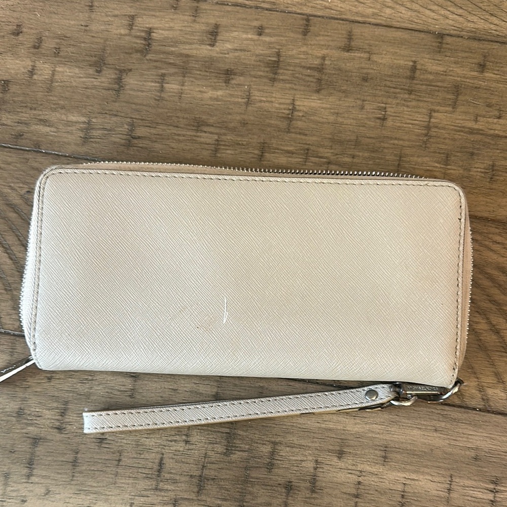 Michael Kors Cream Wallet Chic and Functional - Picture 2 of 3